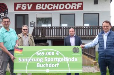 Das Bild zeigt: von links: Martin Grebel (1. Vorstand FSV Buchdorf), Xaver Bosch (2. Bürgermeister), Walter Grob (1. Bürgermeister Gemeinde Buchdorf) und Bundestagsabgeordneter Ulrich Lange