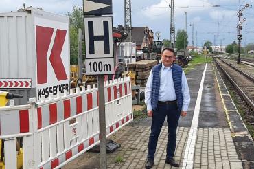 Das Bild zeigt Ulrich Lange am Nördlinger Bahnhof.