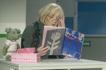 Das Bild zeigt Doris Kunstmann bei einer Buchvorlesung. 