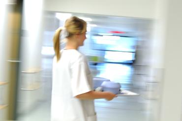 Das Bild zeigt eine Krankenpflegerin 