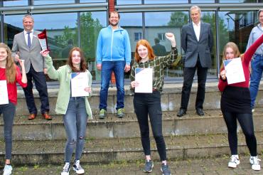 Unser Bild zeigt das Team „441-girlzz“ vom Albrecht-Ernst-Gymnasium Oettingen mit dem Siegerpokal und den verliehenen Urkunden.