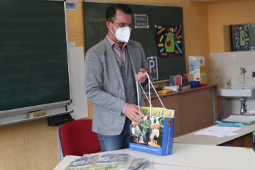 Jürgen Sorré beim Besuch der Sebastian-Franck-Grundschule in Donauwörth. 