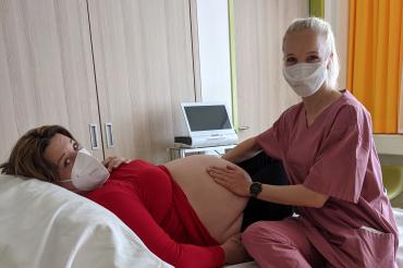 Das Bild zeigt Hebamme Daniela Deisenhofer bei der Betreuung einer werdenden Mama.