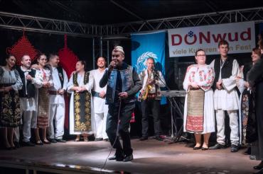Das Bild zeigt den Auftritt des Deutsch-Rumänischen Trachtenvereins auf der DONwud-Bühne im Jahr 2019. 