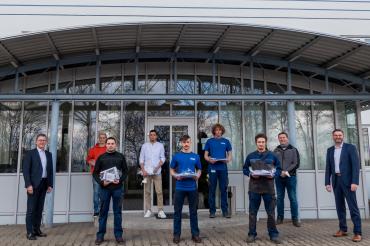 Das Bild zeigt die Ehrung der GEDA-Azubis 