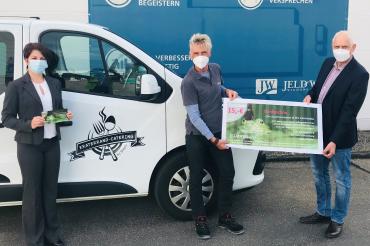 Auf dem Bild zu sehen (von links): Michaela Ulrich, Kraterrand-Catering, Thomas Schürer, Betriebsratsvorsitzender und Karl-Heinz Hederer, Head of Compensation & Benefit. 