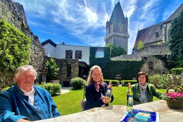 500 Jahre Wehrturm in Perchtoldsdorf – freudig präsentieren die Traditionswinzer den „Turmwein 2020“. Hier im Bild sind Biwi Drexler, Christiane Distl und Hedi Nigl zu sehen.