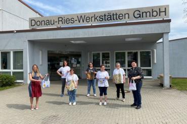 Das Bild zeigt Konversionsmanagerin Barbara Wunder, die Mitarbeiterinnen des Nähteams Christina Blischke, Silke Kloß, Chrisi Hertle, Julia Rau, Moni Büttner und Mensaleitung Simone Straß.