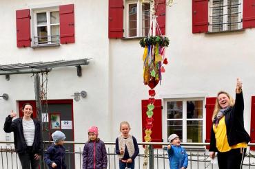 Von rechts nach links: Fachbereichsleitung der Frühförderung Stephanie Bodenmüller, Ludwig, Sophia, Alina, Simon und die heilpädagogische Fachkraft Michaela Sperl.