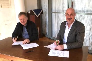 Josef Bickelbacher, Erster Bürgermeister der Gemeinde Fünfstetten und Harald Müller, Vorsitzender des Zweckverbandes bei der Unterzeichnung des Anschlussvertrags. 