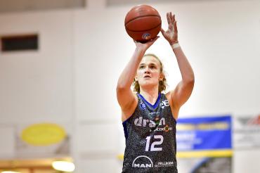 Das Bild zeigt eine Basketballspielerin der Eigner Angels. 