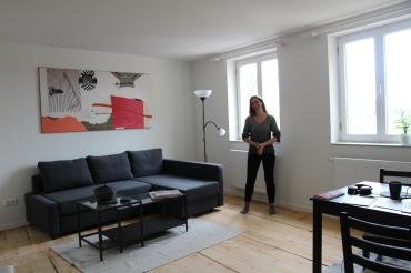 Das Bild zeigt Stephanie Quitterer in ihrer neuen Wohnung. 