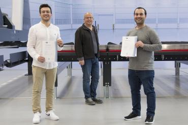 Das Bild zeigt von links die zwei Auszubildenden und in der Mitte den Ausbilder Erich Rößner. 