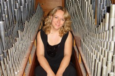 Das Bild zeigt Anne Horsch in der Orgel sitzend.