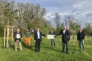 Das Bild zeigt von links nach rechts: Hans Findte, Geschäftsführer Kaufmännisch; Rüdiger Langer, Gemeindegärtner; Stefan Rößle, Landrat; Andreas Dirr, Geschäftsführer und Thomas Kamm, Leitung Marketing. 