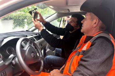 Bauhofleiter Armin Straß (vorne) und Vialytics-Mitarbeiter Christian Wehle