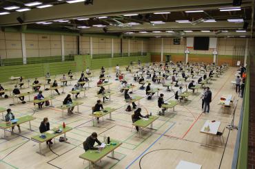 Das Bild zeigt Schüler*innen bei der Abiturprüfung in Deutsch.