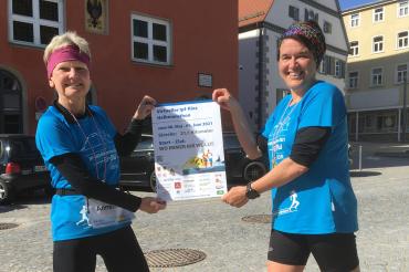 Das Bild zeigt die zwei Läuferinnen Anneliese Zinke und Susanne Vierkorn mit einer Urkunde