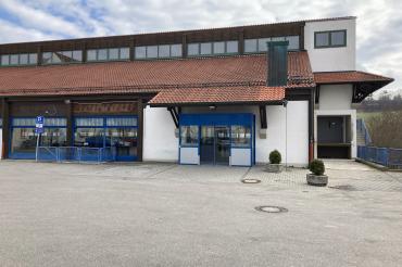 Außenansicht Supermarktgebäude in der Stadtresidenz. 