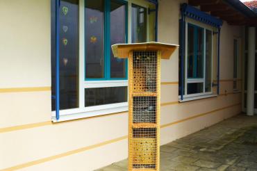 Das Bild zeigt ein Insektenhotel neben der Schule. 