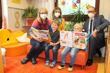 Das Bild zeigt die beiden Jungen Konstantin und Konstantin auf dem neuem Kindersofa. 