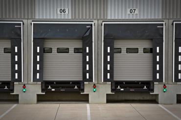 Das Bild zeigt mehrere Laderampen. 