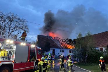 In Amerbach steht ein Einfamilienhaus in Flammen.
