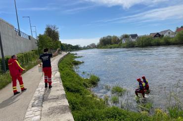 Einsatzkräfte suchen nach vermissten Angler. 
