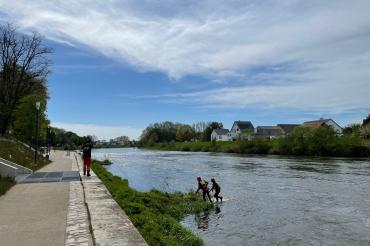 Einsatzkräfte am Donauhafen in Donauwörth. 