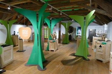 Das Bild zeigt die Ausstellung von innen.