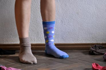 Das Bild zeigt zwei verschiedene Socken 