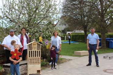 Das Bild zeigt von links nach rechts: Harald und Katrin Münzinger mit ihrer Tochter Hanna, Fachbereichsleitung Gabriele Allgayer-Pfaff und Leitung der Heilpädagogischen Tagesstätte Timm Albert Vorne: Schulkinder Joshua und Amelia