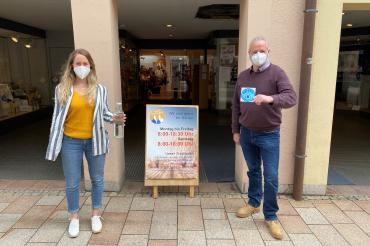 Das Bild zeigt zwei Personen an der Refill Station.