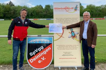 Das Bild zeigt den Vorstand Georg Bayr und Walter Ernst bei der Übergabe der Spende. 