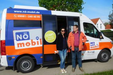 Das beigefügte Bild zeigt die beiden SPD-Testfahrer Silvia Fischer-Feirer und Johann Kechele nach der Ankunft in Grosselfingen.
