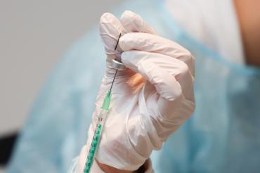 Impfstoff wird in Nadel gesogen