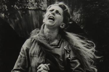 Das Bild zeigt eine Frau vergeblich beim Beten. 