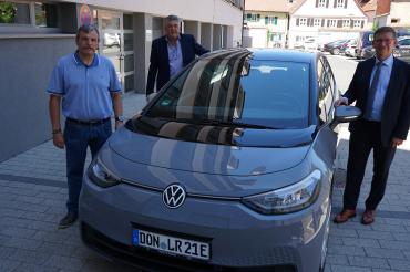 Auf dem Bild freuen sich neben Landrat Stefan Rößle, Herr Klaus Kopp vom Autohaus König und Achim Frank von der Hauptverwaltung über das neue E-Fahrzeug.
