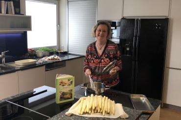 Karin Wurst aus Rain hat ein Spargelbuch geschrieben. 