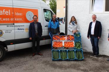 Das Bild zeigt die Spendenübergabe für den Tafel-Lieferservice