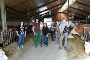 Das Bild zeigt von links: Regionalmanagerin Jennifer Werner, Familie Dreger und Gregor Wiebe mit seinem Filmteam