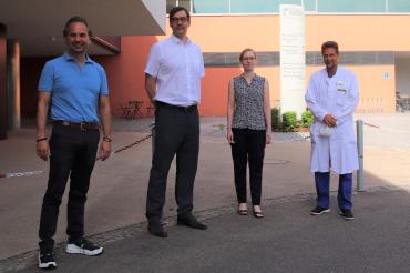 Von links Franz Söder, Christian Düll, beide Rotary Club,  Sandra Frey, Verwaltungsleitung und Prof. Bernhard Kuch, Ärztlicher Direktor im Stiftungskrankenhaus 