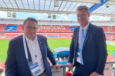 Das Bild zeigt Ulrich Lange mit Christoph Mettel im Nürnberger Stadion. 