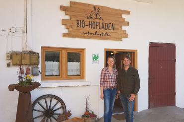 Steffi und Bernd Dürrwanger vor ihrem Hofladen in Rudelstetten. 