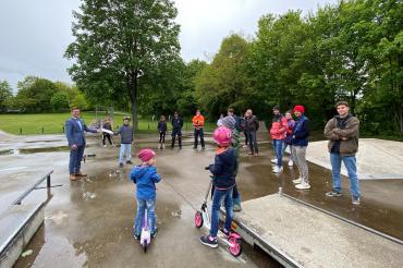 Oberbürgermeister David Wittner nimmt von Initiator Kilian Koch die Unterschriftenliste für eine Erweiterung des Nördlinger Skateparks entgegen. 