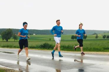 Die Nördlinger Bürgermeister-Staffel beim virtuellen Ipf-Ries-Halbmarathon. Von links: 3. Bürgermeisterin Gudrun Gebert-Löfflad, Oberbürgermeister David Wittner, 2. Bürgermeisterin Rita Ortler. 