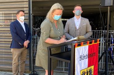 Staatsministerin Kerstin Schreyer MdL trägt sich ins Goldene Buch der Stadt Nördlingen ein (v.l. Ulrich Lange MdB, Staatsministerin Kerstin Schreyer MdL, Ober-bürgermeister David Wittner)