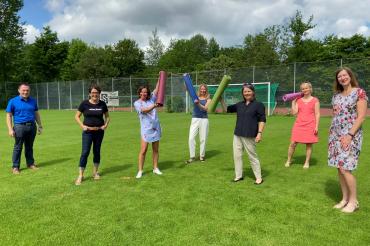 (v.l. Daniel Wizinger (Leiter Sachgebiet Tourismus und Veranstaltungen, Stadt Nördlingen), Susanne Vierkorn (Geschäftsstellenleiterin Stadtmarketingverein „Nördlingen ist`s wert“), Claudia Matzek, Nicole Bohner, Edith Schweda und Beate Herteux vom Raum für Yoga sowie die 2. Bürgermeisterin Rita Ortler).