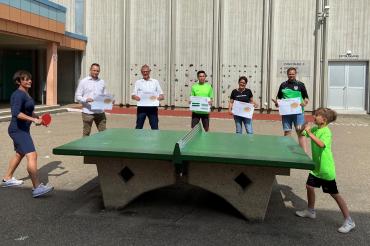 Das 8-jährige Jugendtalent Lennart Zuber lieferte sich ein packendes Duell mit Gudrun Gebert-Löfflad, 3. Bürgermeisterin der Stadt Nördlingen. (hinten v.l.: Tom Röger (Abteilungsleiter Tischtennis TSV 1861 Nördlingen), Karl Stempfle (Sachgebietsleiter Liegenschaften, Schulen und Sport, Stadt Nördlingen), Nhan Tran (Jugendwart Tischtennis), Susanne Vierkorn (Geschäftsstellenleiterin Stadtmarketingverein), Timm Metzler (Trainer Tischtennis)).
