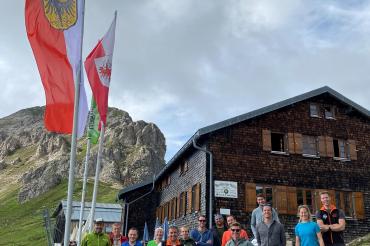 Oberbürgermeister David Wittner, die Stadträte Barbara Wunder und Dr. Georg Frank sowie Daniel Wizinger (Leiter des städtischen Sachgebiets Tourismus und Veranstaltungen) brachten jüngst ein Gästebuch und eine Stadtfahne auf die „Nördlinger Hütte“ im Karwendelgebirge. Gemeinsam mit Mitgliedern der DAV Sektion Nördlingen wurde die Fahne direkt gehisst.  